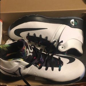 kd trey 5 , never worn .